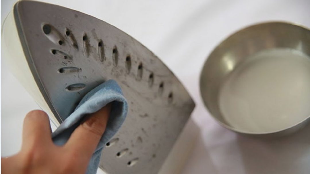 Comment bien nettoyer la semelle de son fer à repasser ?