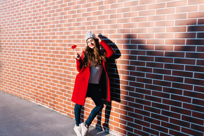 5 idées de looks avec un manteau rouge