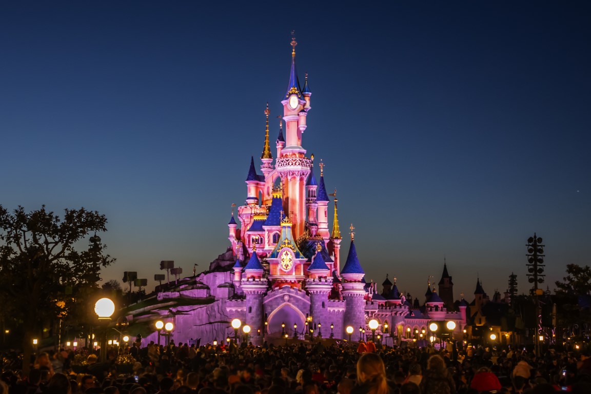 château de Disneyland de nuit
