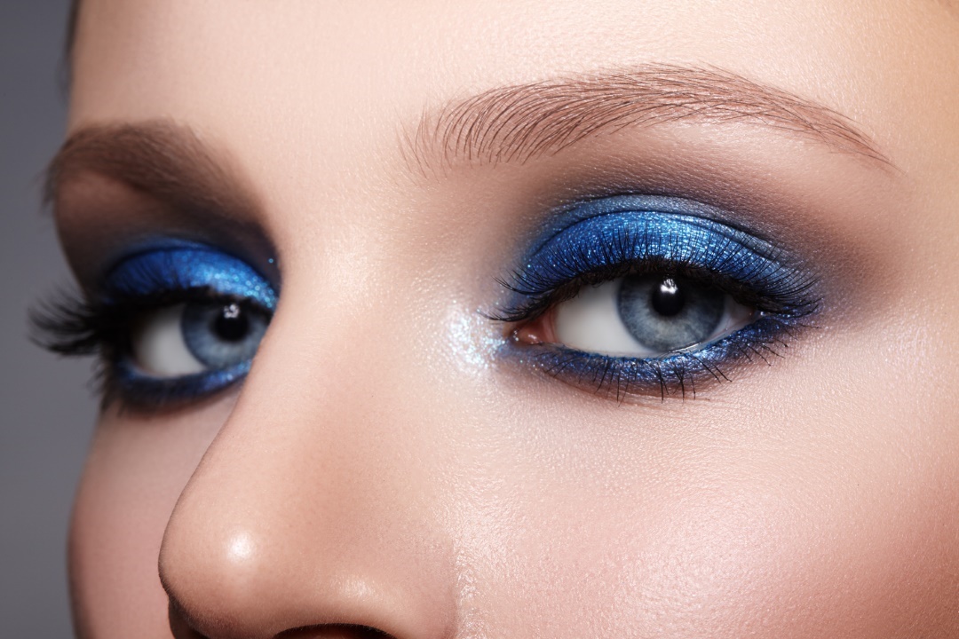 maquillage bleu sur yeux bleus