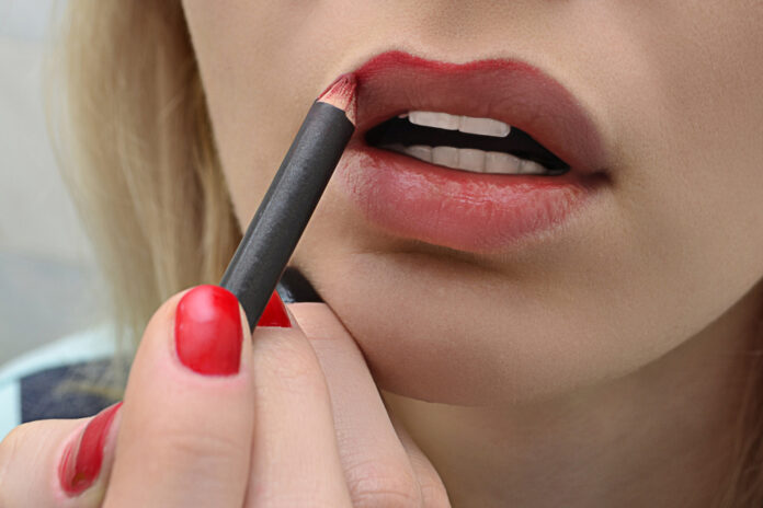 Comment utiliser son crayon à lèvres pour une bouche pulpeuse 