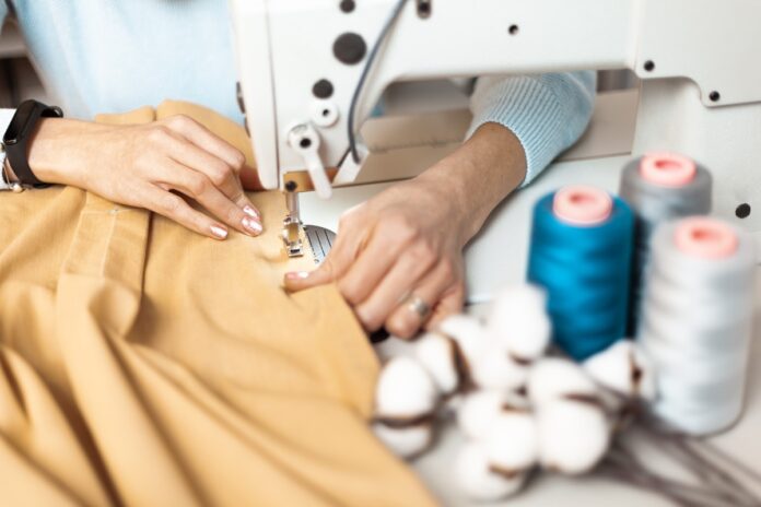 Couture Écoresponsable Idées et astuces pour une couture durable, comme le recyclage de vieux vêtements ou l'utilisation de matériaux écoresponsables.