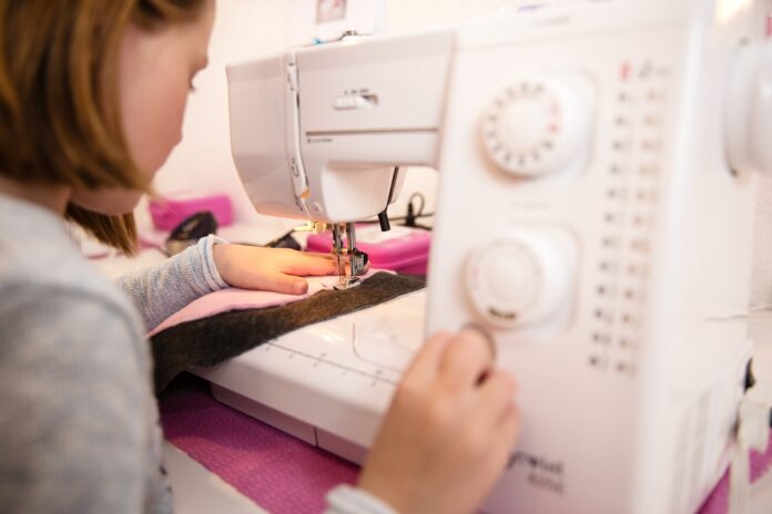 Couture pour Enfants Projets de couture spécialement conçus pour les enfants, y compris des vêtements, des jouets en tissu, et des accessoires.